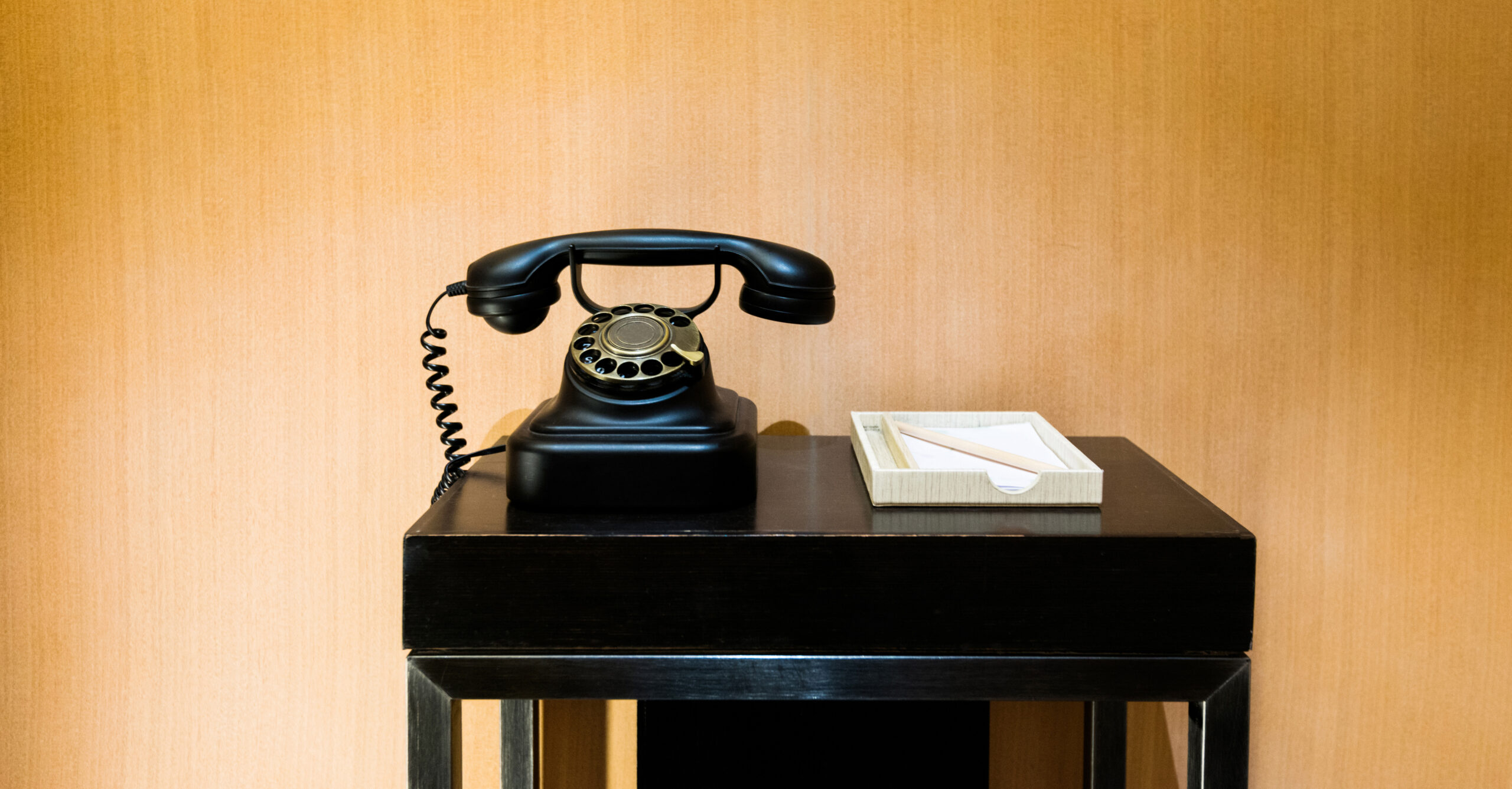 Telefono retro su tavolo di legno